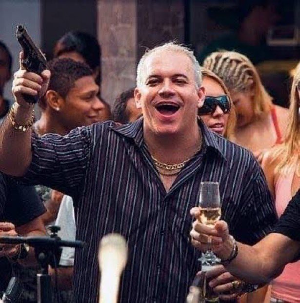 lutherPr1nce's tweet photo. ele me lembra o cara de uma grande empresa de funk de sp não ironicamente kkk https://t.co/TsCougk5xL