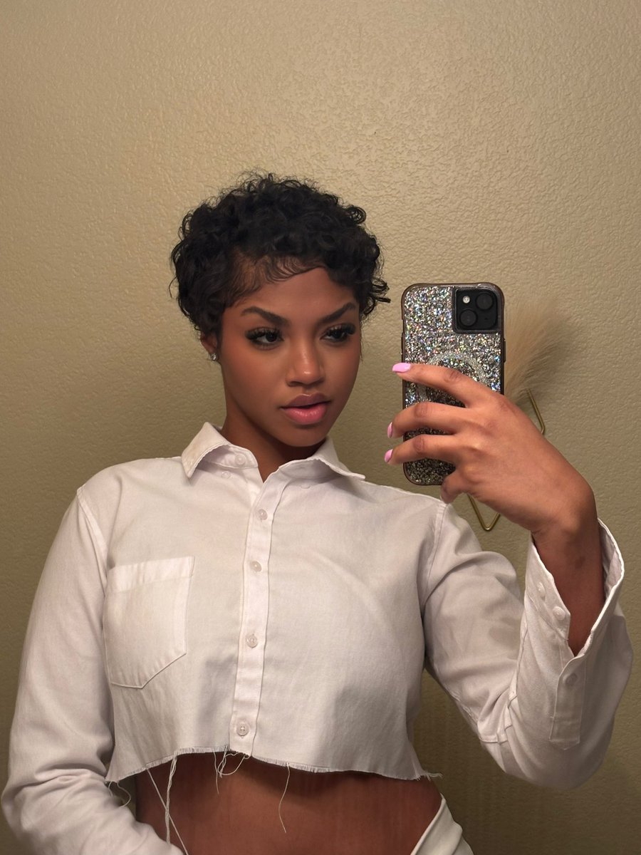 NiyahSowell's tweet photo. My hair started falling out cause the medicine I’m on, so I cut it off! Turned out to be the best decision ever 🥹👏🏽 https://t.co/Yz9ZQWkr5z