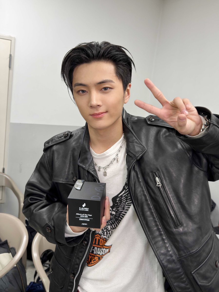 🐈‍⬛: daesang pertama bersama ENGENE! dimulai dari sini, 2025 akan jdi tahunnya ENGENE! mari berlari bersama!!!

di x penuh ucapan “2025 will be the year of the ENHYPEN” dan skrg dibalik jay jdi “2025 will be the year of the ENGENE”

engene selalu dipantau jay, congrats enhypen🥺💖