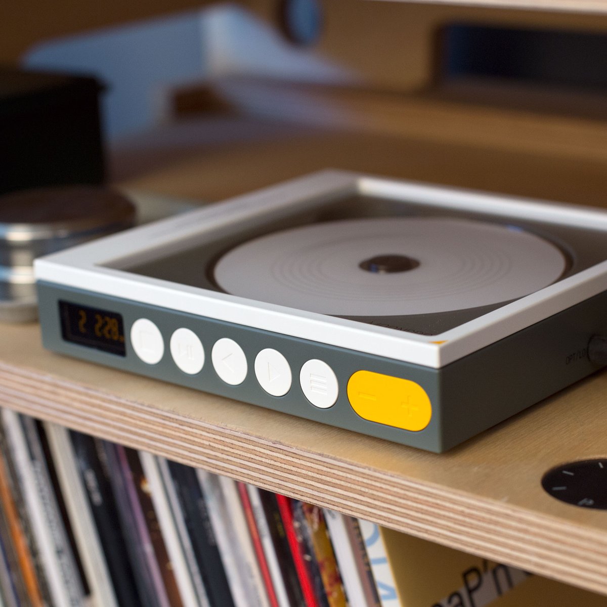 TurntableLab's tweet image. Moondrop / Discdream 2 Portable CD Player

↘ modern hi-fi player for at home use or on the go w/ 9-hour battery + Cirrus Logic 32-bit MasterHlFl chip. ⁠learn more:

⇢ turntablelab.com/discdream2

#moondroplab #moondropdiscdream #cdplayer #discman #hifi #turntablelab #ttlhifi