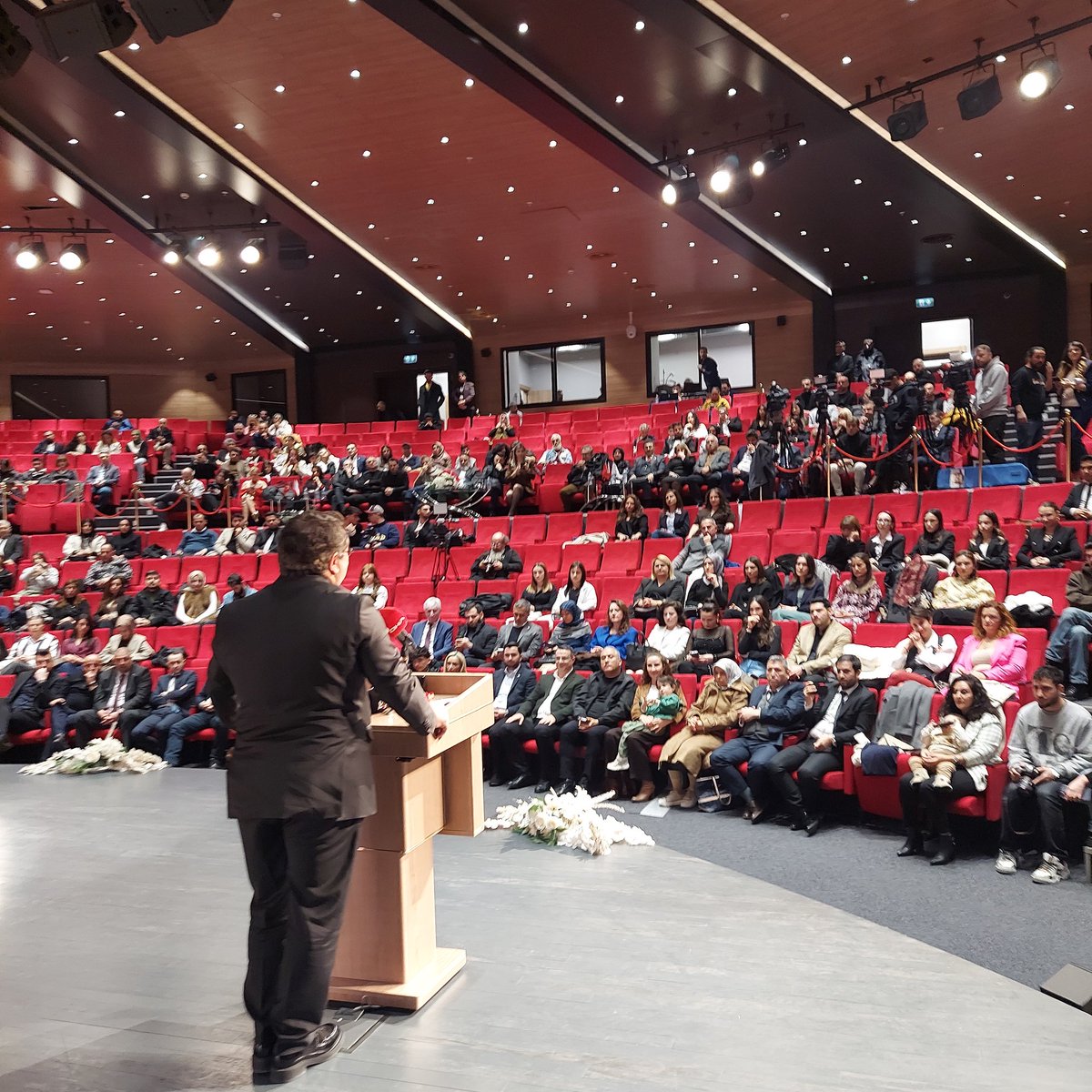 bilkolejleri's tweet photo. Türkiye'nin yılın en iyilerinin seçildiği III. Altın Yonca Ödüllerinin açılış konuşmalarını BİL Eğitim Kurumları Kurul Bşk. Sn. @umitkalko gerçekleştirdi.

@IAUKampus @iautanitim https://t.co/kJfC2er0Xs