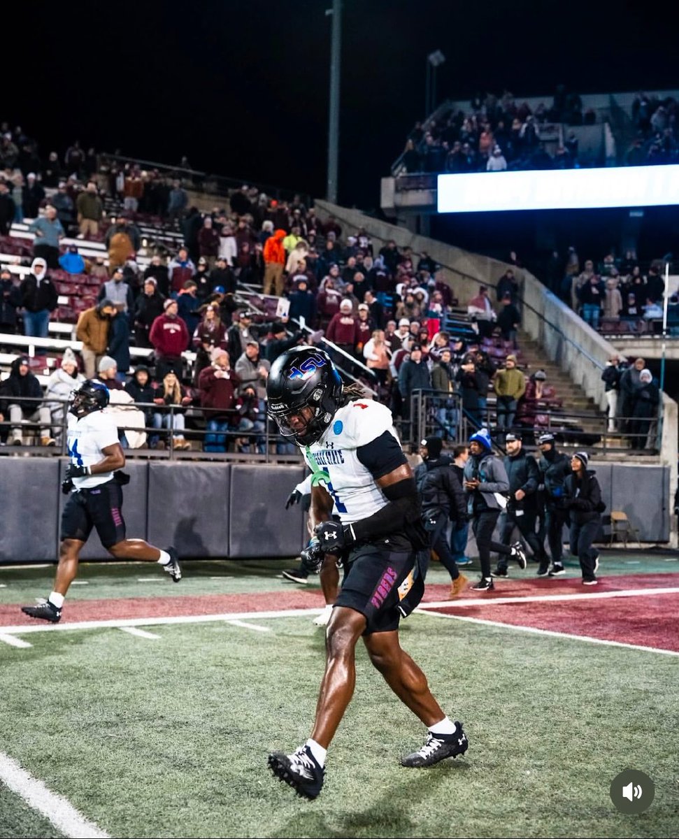 d1cam5x's tweet photo. #AGTG Blessed to receive an offer from Tennessee State University π
#IXSTRONG
@BuckFitz @NatlPlaymkrsAca @NCEC_Recruiting @NP_Recruiting @jaxon_rose8 @3DHarris @EastNash_FB @LoyaltyPerform @RICKEYGALVIN @CoachMashack https://t.co/7MUHeIcYn0