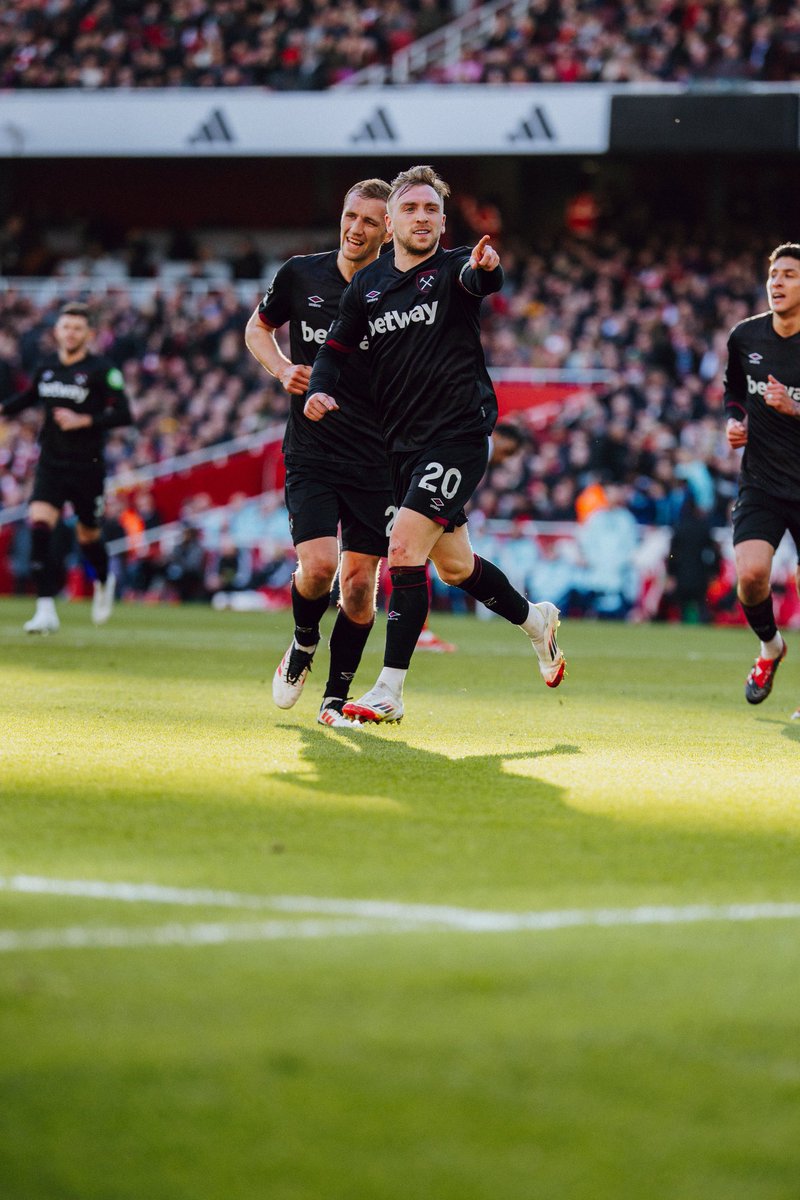 LIVERPOOL FANS, MANCHESTER CITY FANS, TOTTENHAM FANS, DAMN, THE COUNTRY

YOU ARE WELCOME 😍