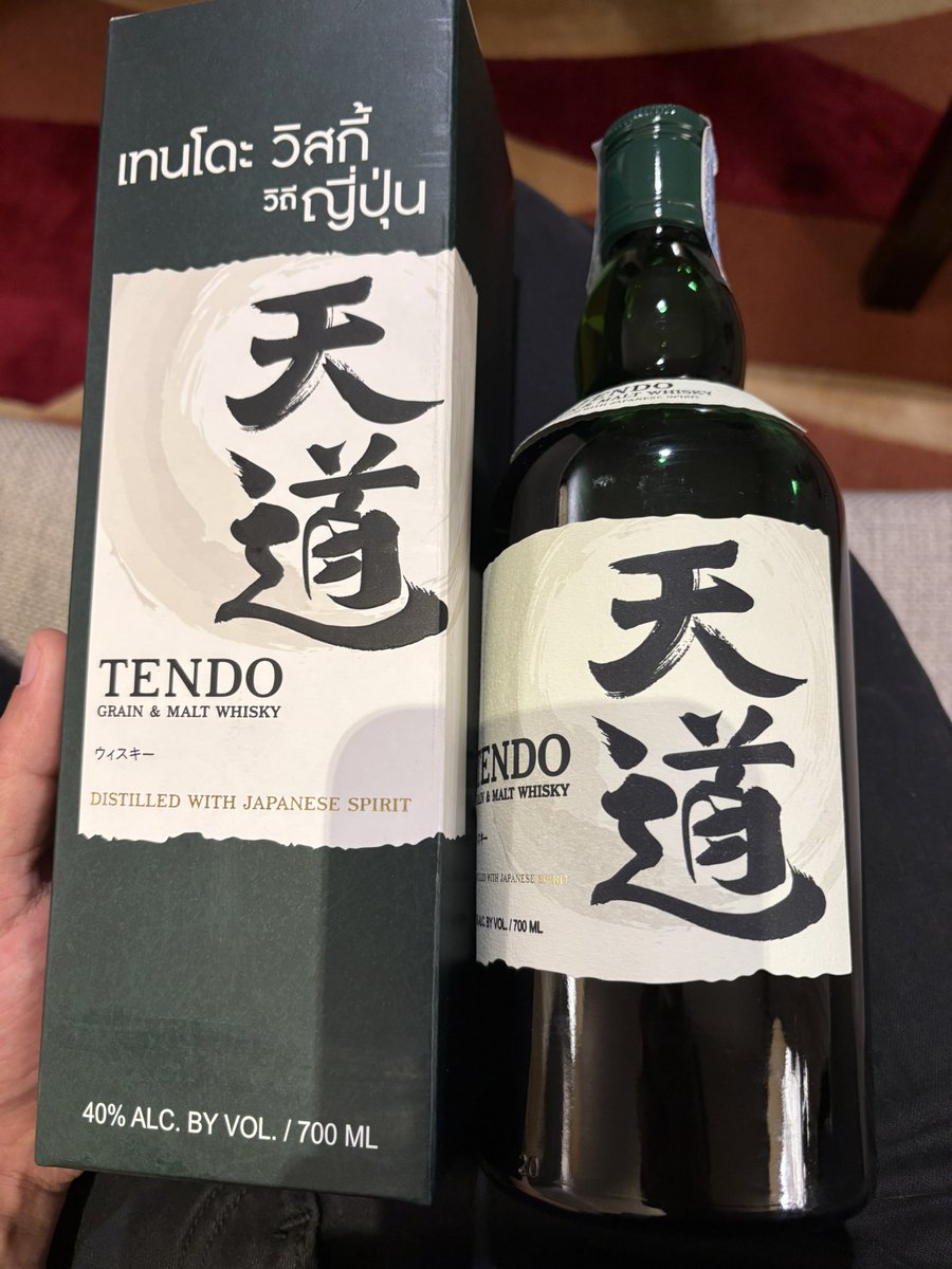 alcoholmuscle's tweet photo. 買っちまったw
タイに白州のパチモンが売ってると聞いていたらコンビニにあったw
これライスウイスキーというらしいが、真偽はいかほど！？
とりあえず飲んでみます。。笑
#ライスウイスキー
#タイランズウイスキー
#白州
#白州！？ https://t.co/i68c9aaAnk