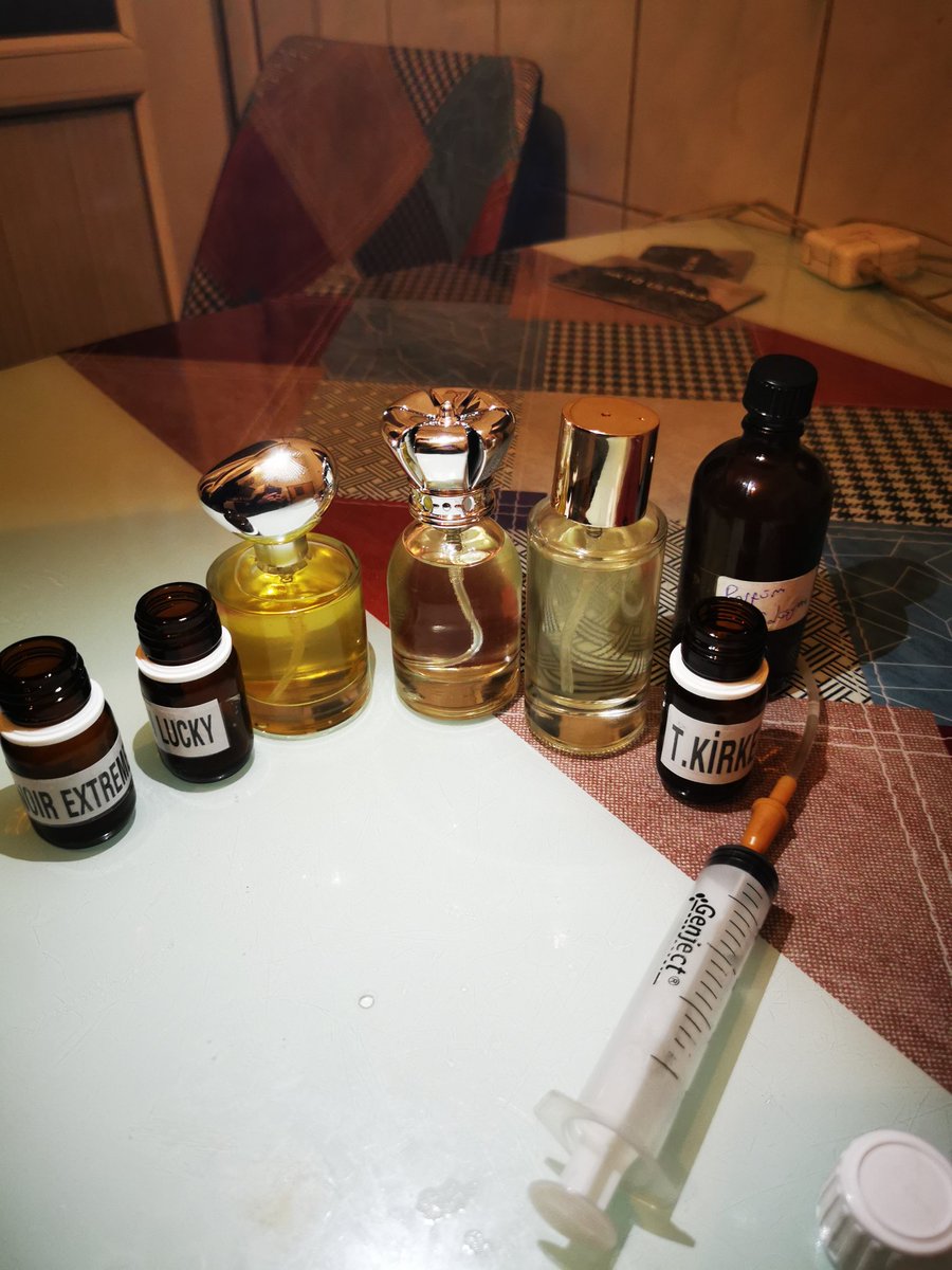 Beymen'de 14bin tl'ye satılan parfümün esansını aldım ve sonuç muhteşem bir koku. 
Lan zenginler, yaşıyormuşsunuz ya la bu hayatı.