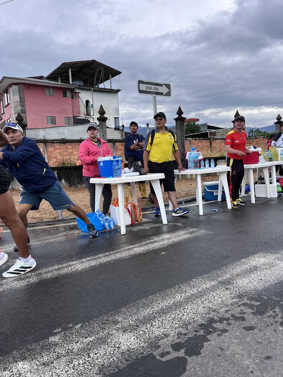 <a href="/radioactiva_ec/">Radioactiva Ecuador</a> <a href="/IdrovoJoan39411/">Joan Idrovo</a> <a href="/andresmunoza/">Andrés Muñoz Araneda</a> <a href="/DiegoMartinez_C/">Diego Martínez C.</a> <a href="/jp_alvarezc/">Jean Paul Álvarez</a> <a href="/DiegoZeaV/">Diego Zea Vidal</a> <a href="/danielpintado1/">Brian Daniel Pintado A.</a> <a href="/Area88ok/">Área 88</a> <a href="/TamarizCarolina/">Carolina Tamariz M.</a> Momentos de hidratación del campeón en competencia. El encargado del abasto es el coordinador técnico Carlos Vele.