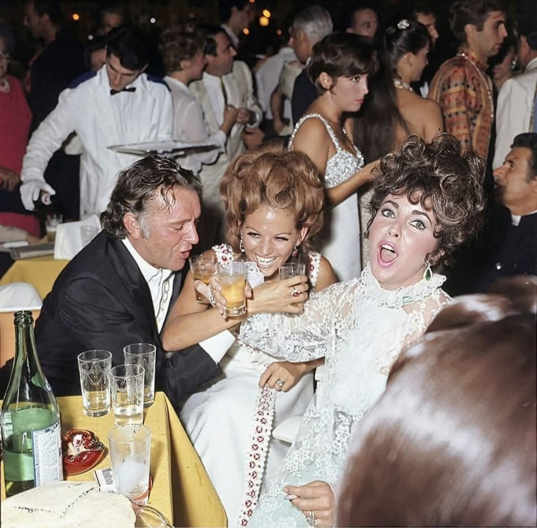 juanborrelli's tweet photo. 1967. Una fotografía de colección. Tres grandes de Hollywood. Muy gratos recuerdos. ¿Quiénes son? https://t.co/DOZbmnt8B5