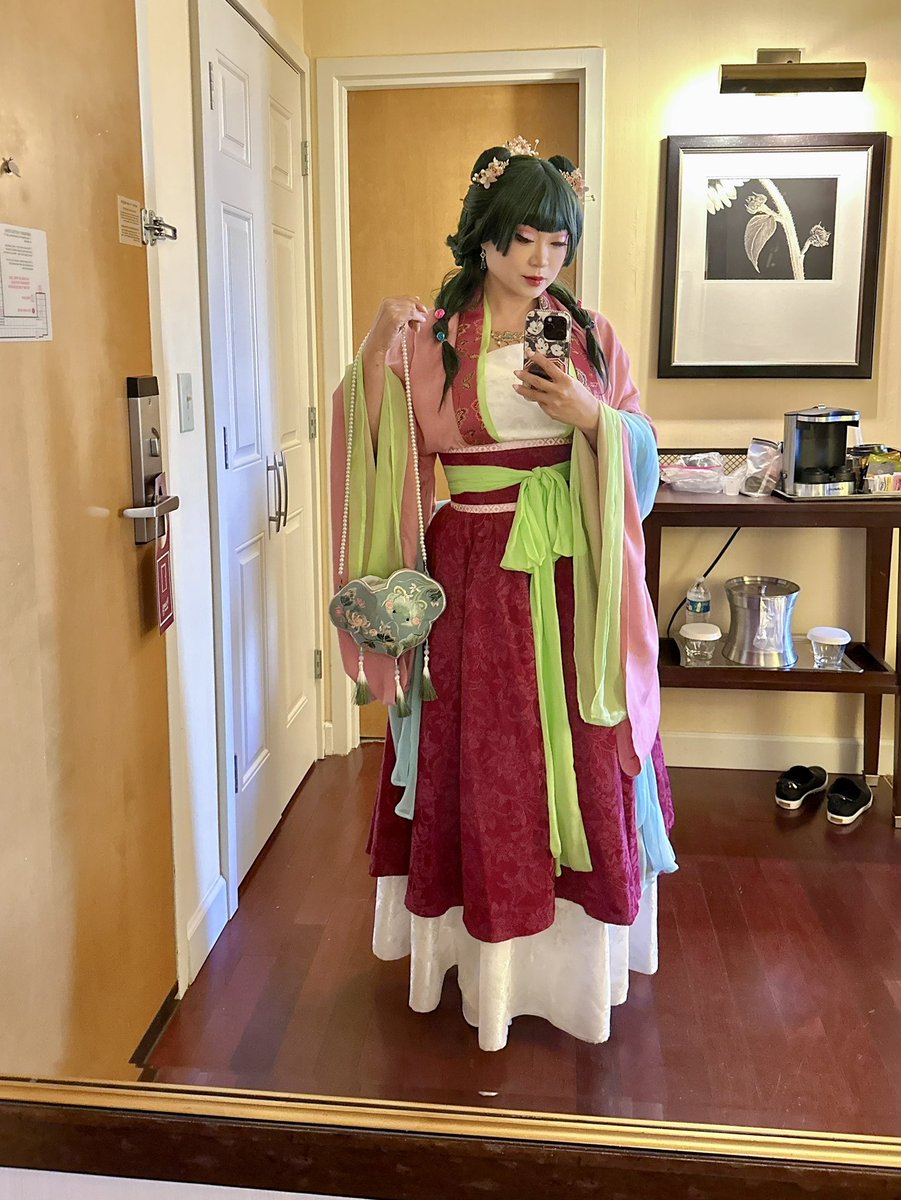 Mao Mao is at @ibashocon! It’s been a while since I’ve worn this costume and I really enjoyed doing the makeup today! Come to my Introduction to Danmei panel at 3pm and also visit me in the exhibit hall for autographs and selfies!