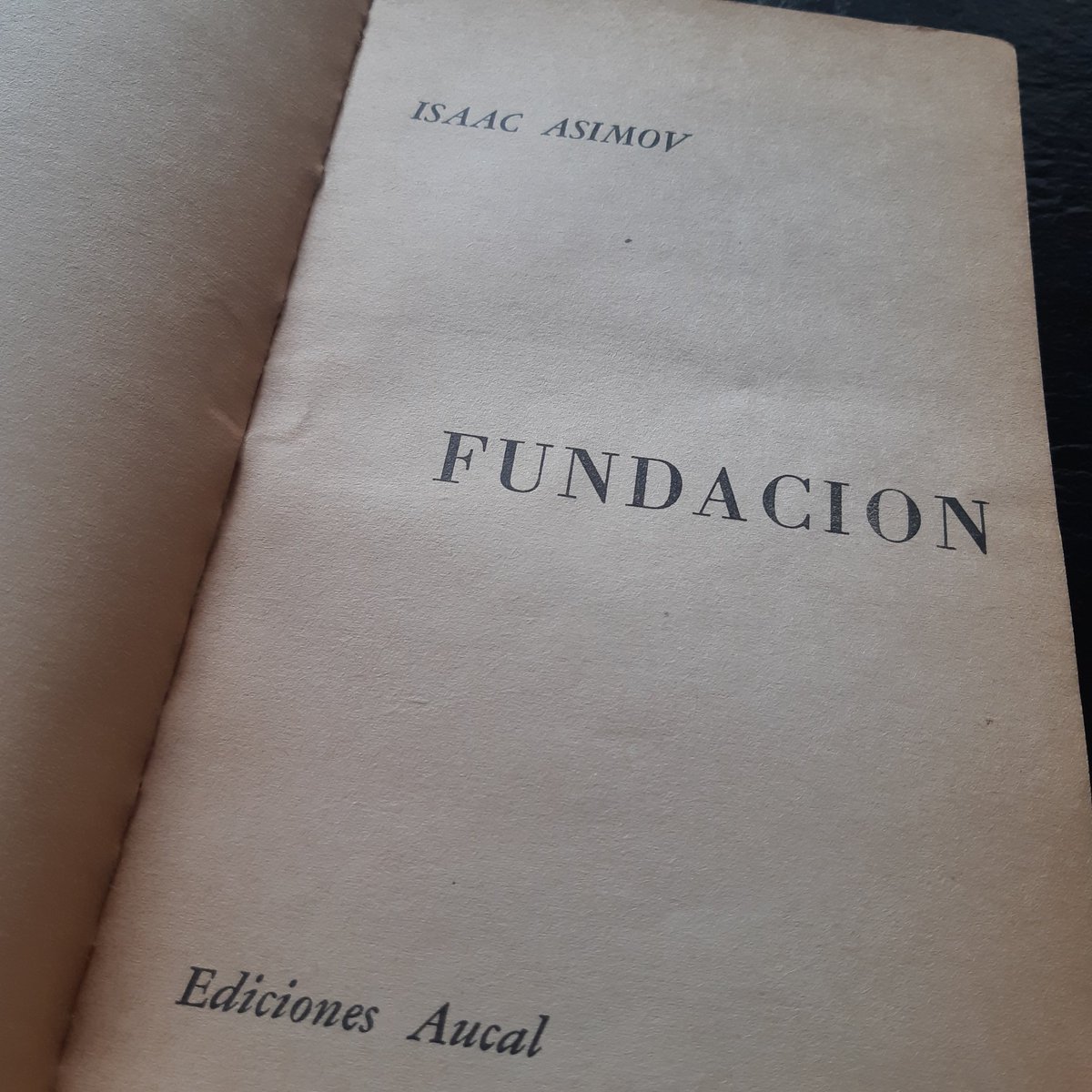 XianOlive's tweet photo. A veces el clima ayuda.
Fundación, primera edición en español. Ediciones Aucal, 1955. https://t.co/Jqg61oXfUt
