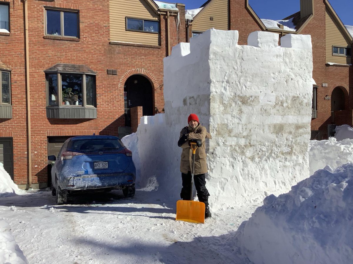 TheSpecialKarl's tweet photo. This morning I finished the snow fort in front of my house. I mainly worked on the finishing touch by smoothing the walls and arranging the battlements. https://t.co/579Y3FhKg5