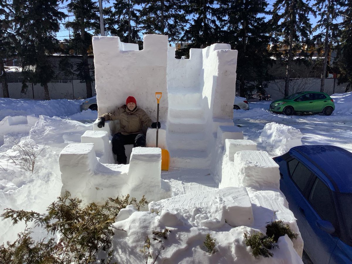 TheSpecialKarl's tweet photo. This morning I finished the snow fort in front of my house. I mainly worked on the finishing touch by smoothing the walls and arranging the battlements. https://t.co/579Y3FhKg5