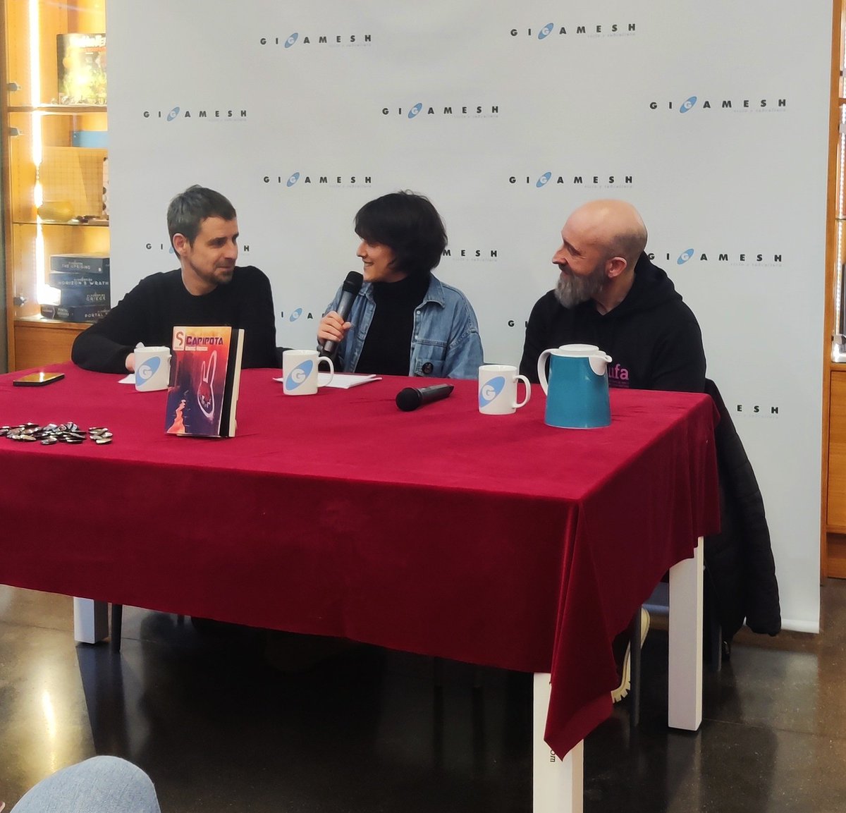 Seguim la tarda amb la presentació de Capipota a <a href="/GigameshTienda/">Librería Gigamesh</a>, d' <a href="/enricherce/">ENRIC HERCE</a>. Terror, corrupció i fantasia bizarra editada per <a href="/SpeculaLlibres/">Spècula</a> i presentat per <a href="/elsbookhunters/">Els Book Hunters</a>.