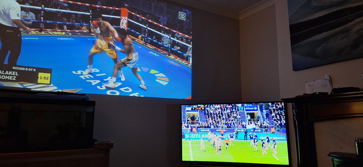 Tomo6544's tweet photo. @SteveSpevack Bit of dual screen action for the early fights 🍻 https://t.co/EWEND1kVIJ