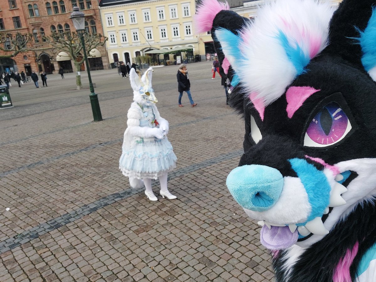 Who forgot to pick up their kid I think she's lost #NFC2025