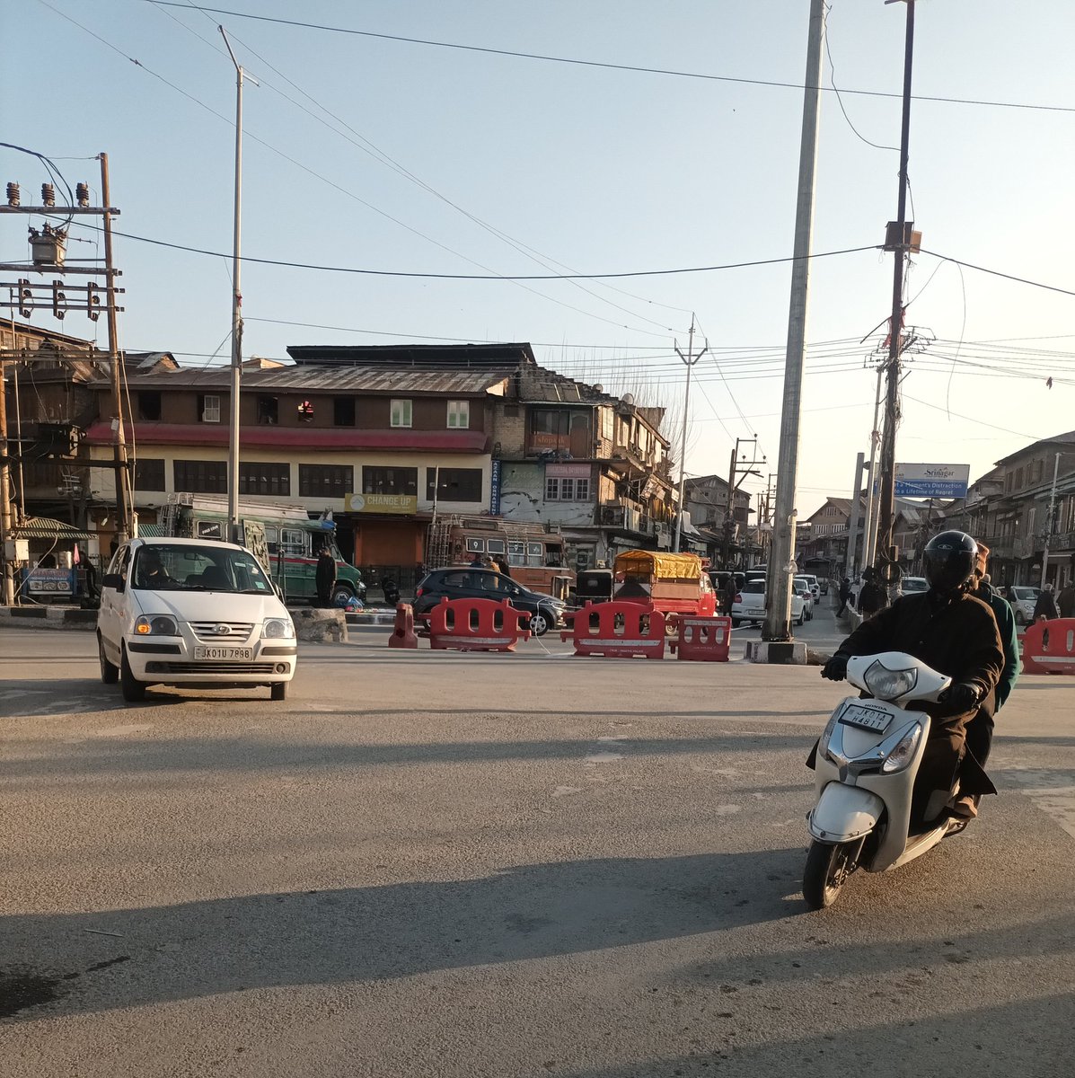 fhsubla's tweet photo. Educational Institutions are reopening in srinagar
Daily thousands of #pedestrians   #teacherstudent #officegoers #tourists
Daily Commuters walk/cross  important roads/junctions
Most of #roads/crossings 
sans #zebracrossing
#crosspath for #pedestriansafety 
Is anyone listening ! https://t.co/T6XQXD1Ptu