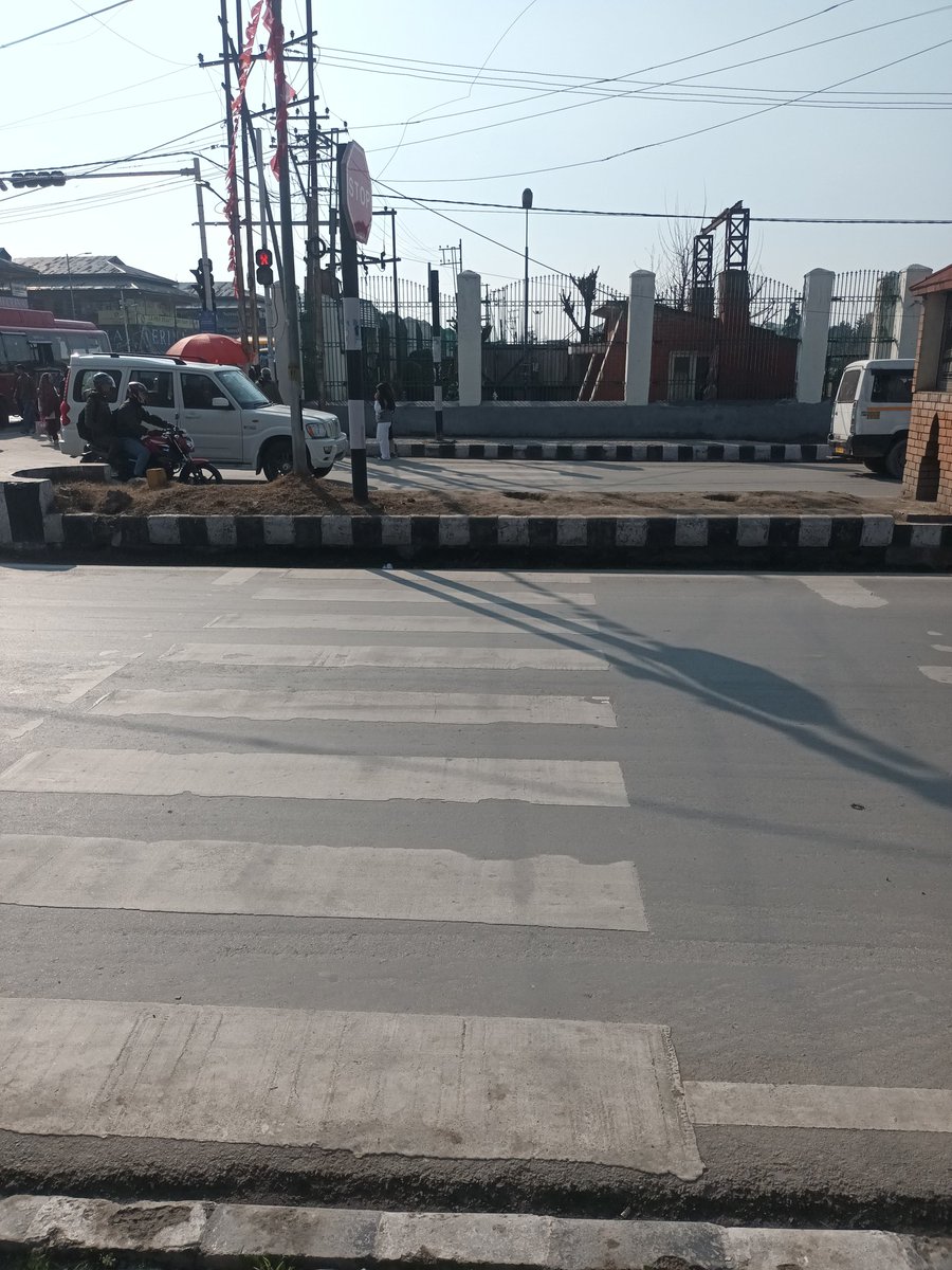 fhsubla's tweet photo. Educational Institutions are reopening in srinagar
Daily thousands of #pedestrians   #teacherstudent #officegoers #tourists
Daily Commuters walk/cross  important roads/junctions
Most of #roads/crossings 
sans #zebracrossing
#crosspath for #pedestriansafety 
Is anyone listening ! https://t.co/T6XQXD1Ptu