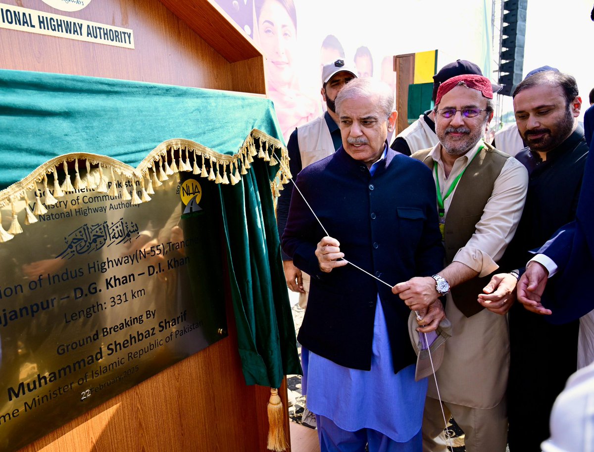 Dera Ghazi Khan: Prime Minister Muhammad Shehbaz Sharif unveils the plaque of groundbreaking of National Highway N-55 (Rajanpur-D.G. Khan-D.I.Khan).

#PMShehbazInDGKhan