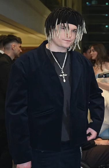 yunhwa_jpg's tweet photo. #ZłoteAntosie garnitur inspo roblox kinda 😭 https://t.co/PSJwDEvkzw