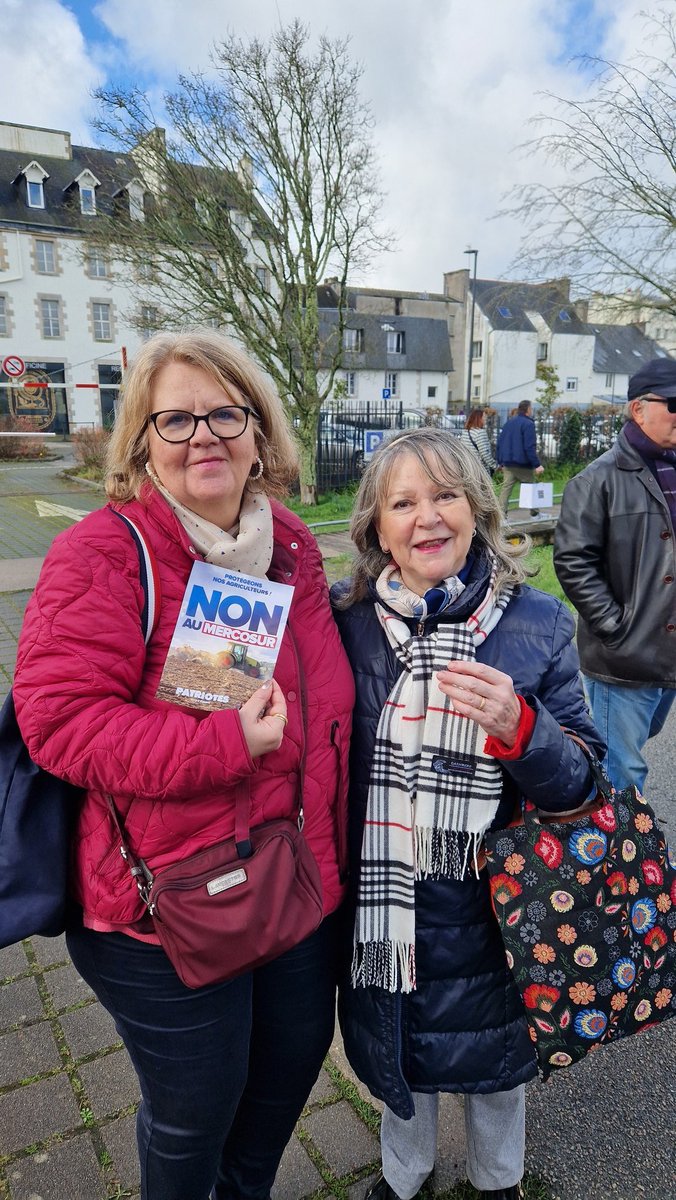 Christel_Henaff's tweet photo. Ce matin des militants du @RNational_29 et du @RNJ_Finistere  accompagné de @FranckNicolasRN étaient sur le marché de #Quimper pour soutenir nos agriculteurs et dire
#NonAuMercosur
Protégeons nos agriculteurs!
🇫🇷 https://t.co/GL0AFwseFL
