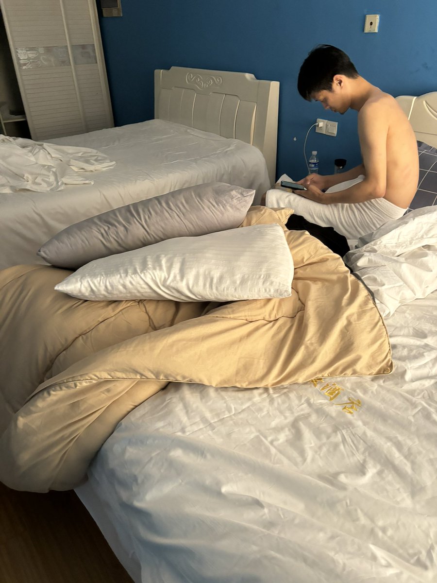 Yan3407's tweet photo. 记录一下这两天吃到的。第一个超级嫩，gt特别容易红，不敢用力。第二个真人高高帅帅的，下面也很大，连续吃出来两次没有休息。 https://t.co/2Bz2q91aVp
