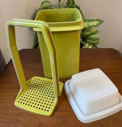 SoyGordoFeliz's tweet photo. ¿Quién más creció con una chilera de estas en el refri de su casa?, ¡pa’ ser compas! https://t.co/XiqXUoVynL
