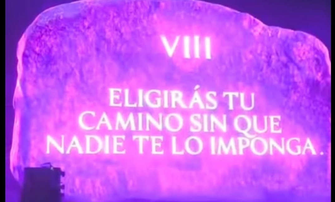 SmTa's tweet image. Alguien le puede decir a @shakira y su producción  que está mal escrito....