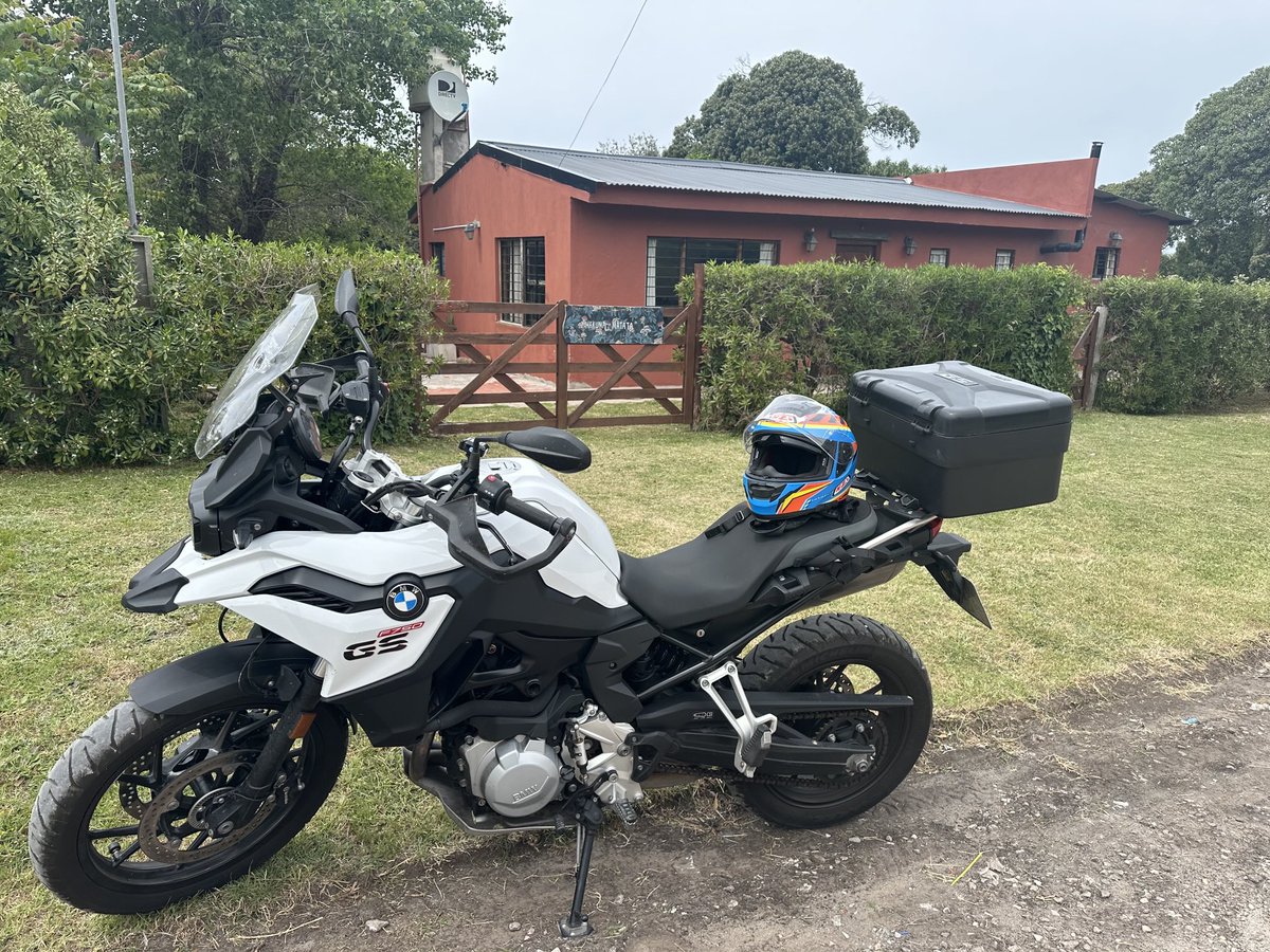 Vendo. Único dueño. Contactar por privado. Modelo 2021 con 10.400km y varios accesorios adicionales como calienta puño, velocidad crucero, asistente de cambio, parabrisas alto y móvil, cubre cárter, caja, etc.