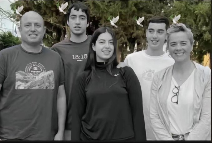 ACOM_es's tweet photo. Familias asesinadas por Hamás el 7 de octubre 

1/ La familia Kotz. Fueron encontrados muertos en su casa del kibutz Kfar Aza, abrazados. 
Fueron enterrados uno al lado del otro.

🧵Vía @itsmichalll
