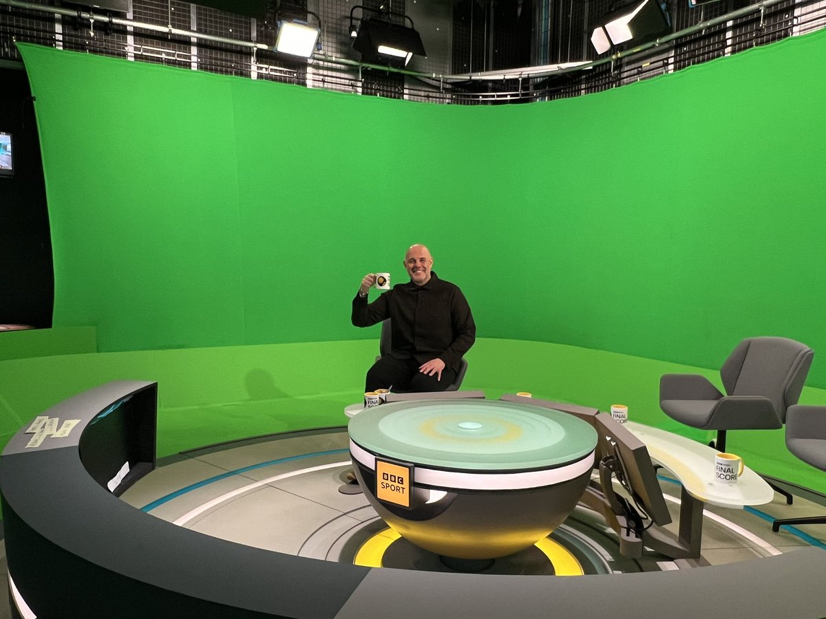 iwangronow's tweet image. New presenter? 😄 Huge thanks to @mrjasonmohammad and @bbcsport Final Score team for having me. Great to meet @chris_sutton73 @1AaronPaul 
&amp;amp; Glen Murray @GM_83 Was hoping it would be the City badge behind but they’re on tomorrow. Ace to see you in action Jason #bbcfinalscore