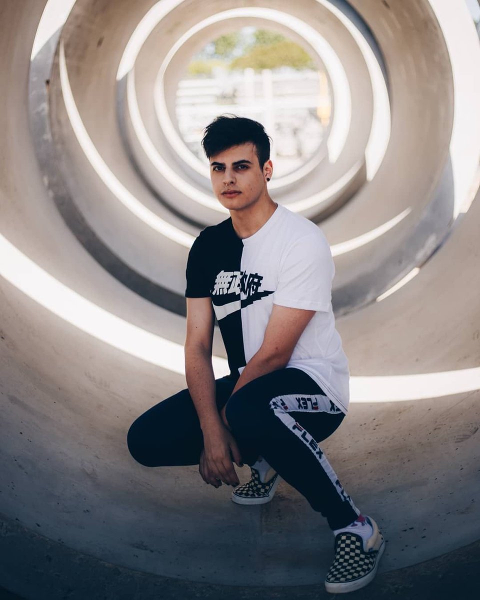 mi cabeza solo puede pensar en una cosa cuando veo algo relacionado al vaporwave y es en esta imagen