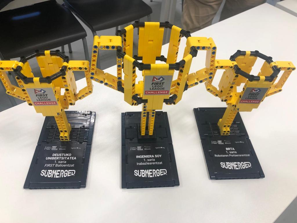 Gure ikastetxeko #BERMIBOTBOLD taldeak 1.saria irabazlearentzat eta 1.saria #RobotarenPortaerarentzat irabazi ditu. Eta bigarren taldeak 1.saria #FIRSTBalioentzat. Txapeldunak! 🏆🏆🏆 @FLLspain era goaz!
<a href="/FLL_Euskadi/">FIRST LEGO League Euskadi</a> <a href="/firstlegoleague/">FIRST LEGO League</a>