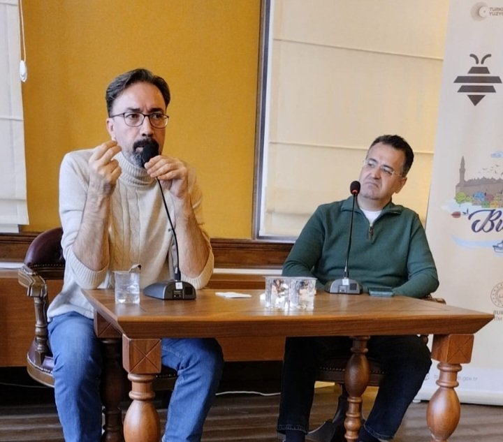 Bursa...
Alev Alatlı Kültür Merkezi'nde "Modern Türk Şiiri"ni anlatırken...

22Şubat 2025