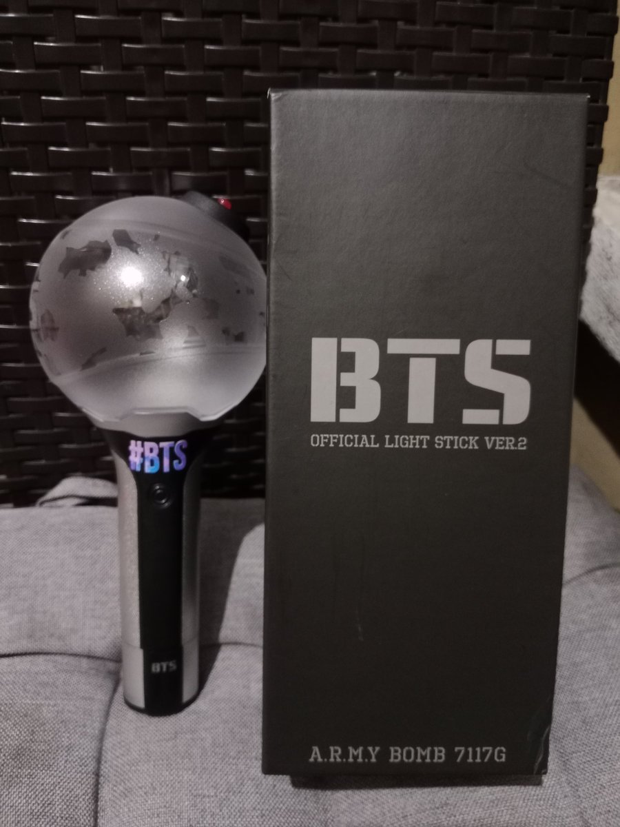 tkblends's tweet photo. For Sale: BTS OFFICIAL ARMY BOMB VER2 complete inclusions

di ko pa kaya ilet go yung SE kailanga ko yun sa comeback concert ng Bangtan may Army Bomb Ver1 ako pero sacred yun lang may basbas ng concert sa apat na lightstick 

rfs: declutter (pang bili ng kindle or kobo ereader) https://t.co/GiVLKMxkjV