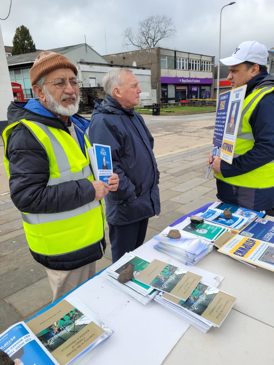 Special thanks to volunteers from <a href="/AMEA_Scotland/">Majlis Ansarullah Scotland</a> <a href="/ukmuslims4peace/">UKMuslimsforPeace</a>  <a href="/rotaryscotland/">Rotary in Scotland</a> for today’s litter  picking and a stall creating awareness about #StopWW3 #VoicesForPeace in Kirkintilloch town centre. 

Let's continue to work together to build a #Peaceful and cleaner #Scotland