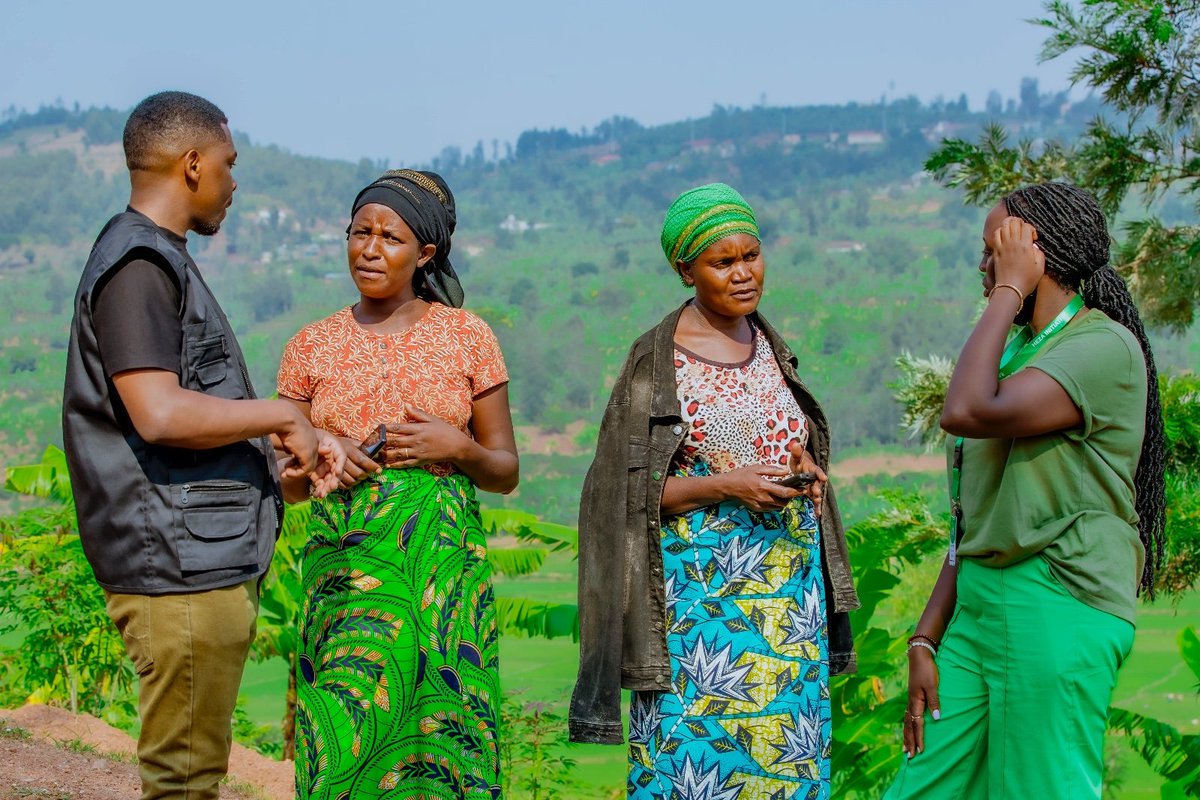 hezainitiatives's tweet photo. Today with @unicefrw , @RBCRwanda ,@Rwanda_Child we kicked-off  the Imena program in @GisagaraDistr. We joined the Gisagara community on the #Umuganda w'imena we introduced the Imena and reminded frontline functionaries to use the 845 toll free line in improving their knowledge. https://t.co/VkUTfCe7Gw