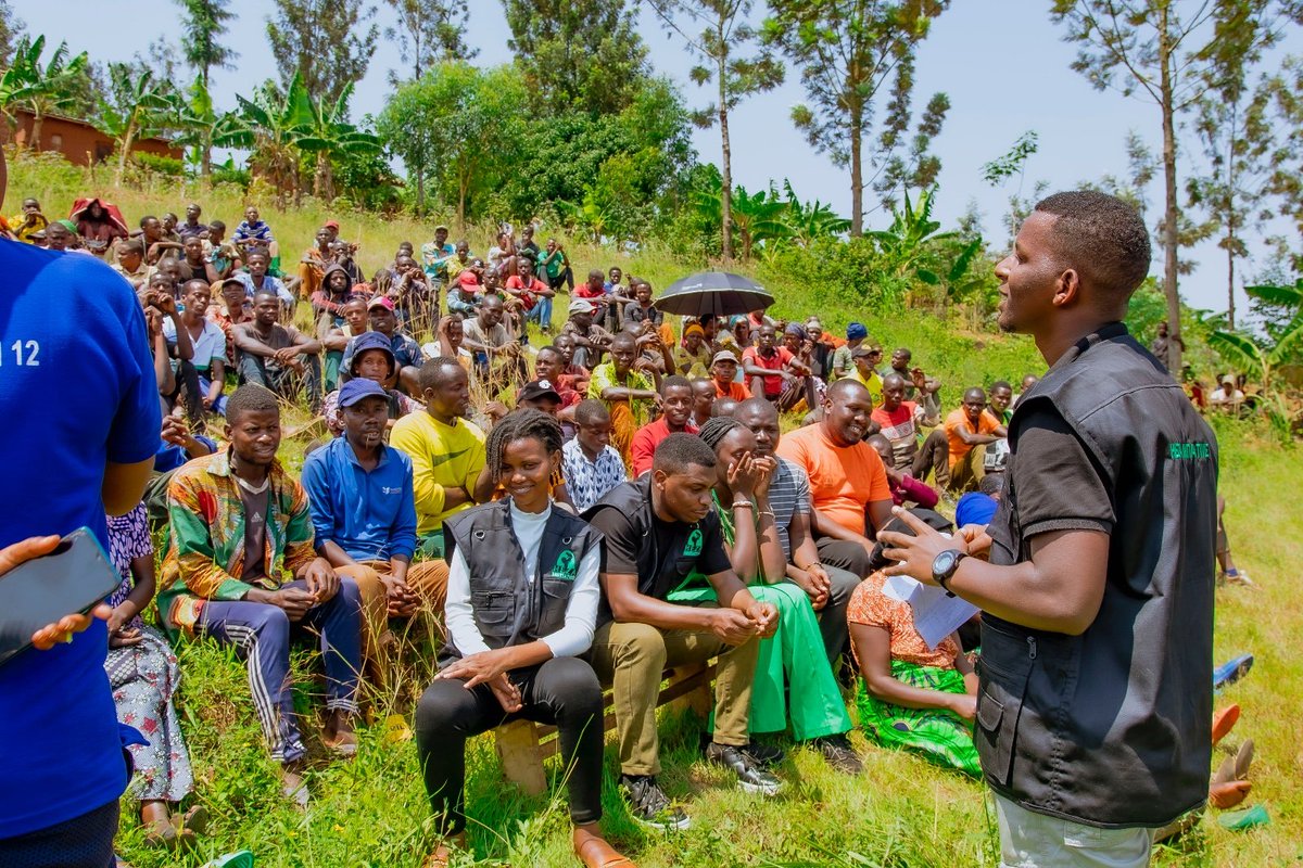 hezainitiatives's tweet photo. Today with @unicefrw , @RBCRwanda ,@Rwanda_Child we kicked-off  the Imena program in @GisagaraDistr. We joined the Gisagara community on the #Umuganda w'imena we introduced the Imena and reminded frontline functionaries to use the 845 toll free line in improving their knowledge. https://t.co/VkUTfCe7Gw