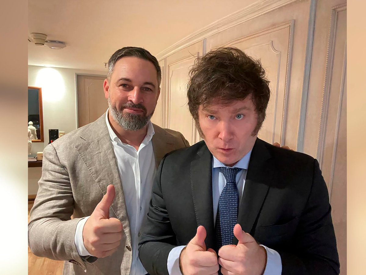 Hoy, el ultraderechista Milei ha sido imputado por estafa. Lo apoyaron en España Ayuso con una medalla, Abascal de VOX, la Casa Real, la CEOE de Garamendi, el grupo Planeta, la familia Aznar, Abertis de Florentino, Banco Santander, Mapfre, Iberia, BBVA, Naturgy, UNIR y Día.