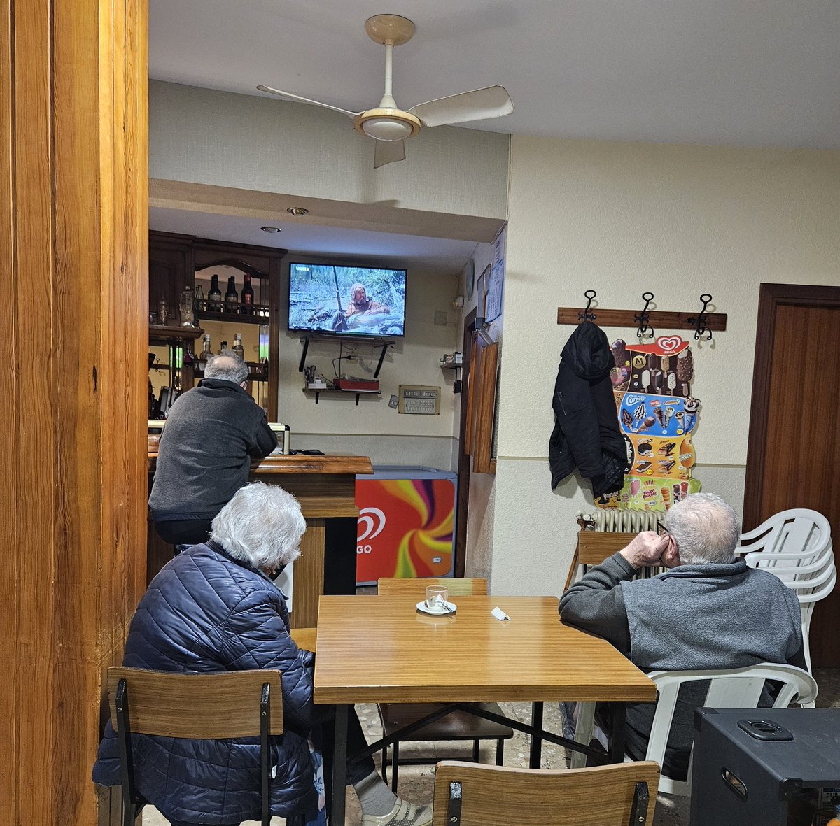 Ilovepisto's tweet photo. La España que sigue viendo pelis del oeste https://t.co/Fn7VkPleKG