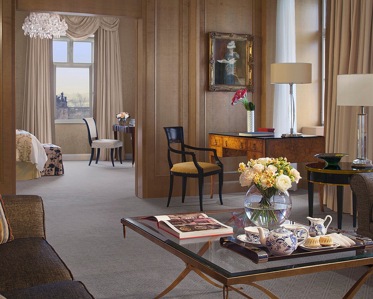 Enjoy the comfort and the breathtaking views of the Charles Bridge and the Prague Castle with our Presidential Suite at #FSPrague.✨​
#fsprague #fourseasons #prague #charlesbridge #presidentialsuite #praguecastle