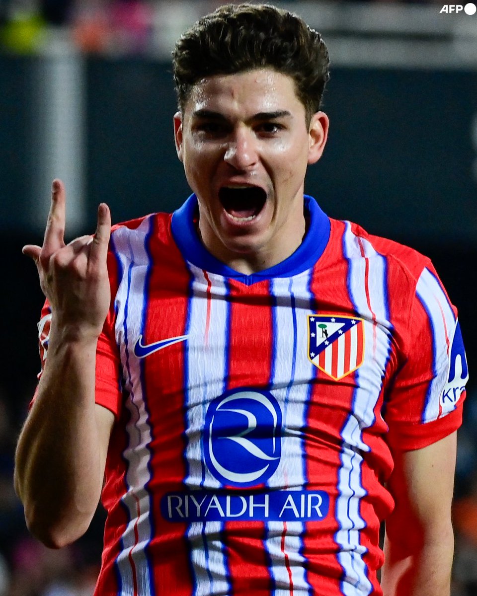 InvictosSomos's tweet photo. Julián Álvarez con el Atlético de Madrid:

➤ 19 goles.
➤ 4 asistencias.
➤ 38 partidos (poco más de 2400 minutos).
➤ Marcó y asistió en Liga de España.
➤ Marcó y asistió en Champions League.
➤ Marcó y asistió en Copa del Rey.
➤ Le convirtió al Real Madrid en el Bernabéu.
➤ Igualó su temporada más goleadora con el City.

Y apenas estamos en febrero.

Sin lugar a dudas, uno de los mejores fichajes de la temporada. 

LA ARAÑA QUE PICA.
