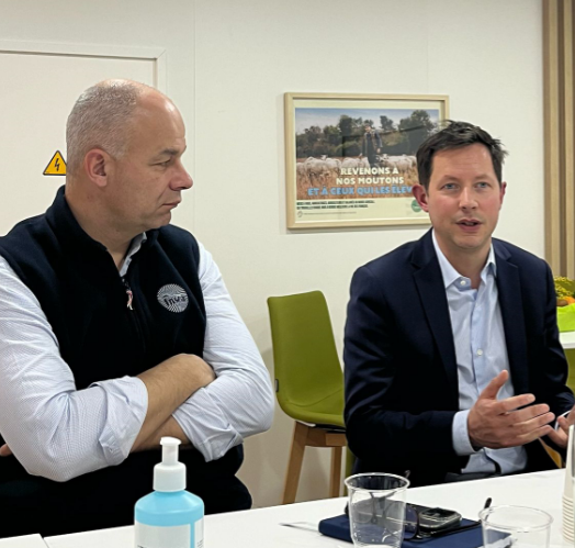 FNSEA's tweet photo. 🚜 Rencontre #SIA2025 | La #FNSEA accueille @fxbellamy, Chef de file @lesRepublicains au Parlement européen, pour qui :🎙️ "La question agricole devient une question géopolitique et géostratégique majeure. (...) Le sujet aujourd’hui c’est comment est-ce qu’on rend concrète l’exigence de simplification au niveau europeen ?" cc @Europarl_FR
-
A.Rousseau (@rousseautrocy), pdt #FNSEA rappelle qu' 🎙️ "il est crucial d'ouvrir le chantier des centrales d’achat européennes" pour protéger le revenu des agriculteurs.