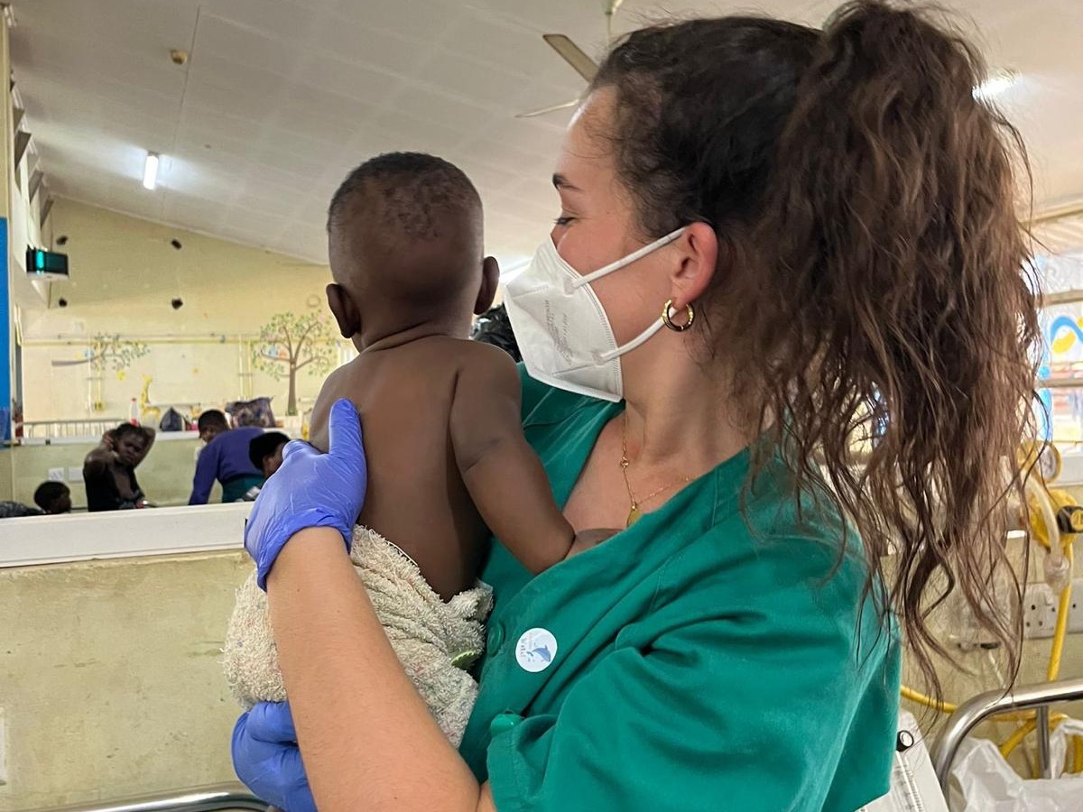 🌍💙 Nuestras residentes de Enfermería Pediátrica, Lucía de la Mata e Itziar Romero, se encuentran en el Hospital Kamuzu de Lilongüe, en Malawi, realizando una estancia de dos meses.

#SomosHRegional
#HRUMContigoSiempre 
<a href="/MalagaJunta/">MálagaJunta</a> 
<a href="/saludand/">Consejería de Sanidad, Presidencia y Emergencias</a>