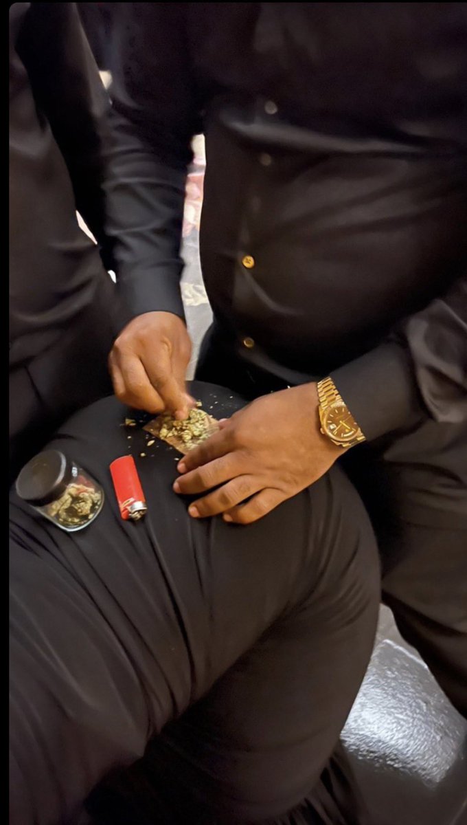 aprettyweird0's tweet image. 