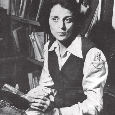 #LaUNLPInvestiga Hoy se celebra el Día de la #Antártida Argentina y la #UNLP fue pionera en estudiarla. La División Paleontología de Vertebrados del Museo de La Plata  tiene una historia de cinco décadas de expediciones, colecciones e investigación. ¿Te mostramos unas fotos?