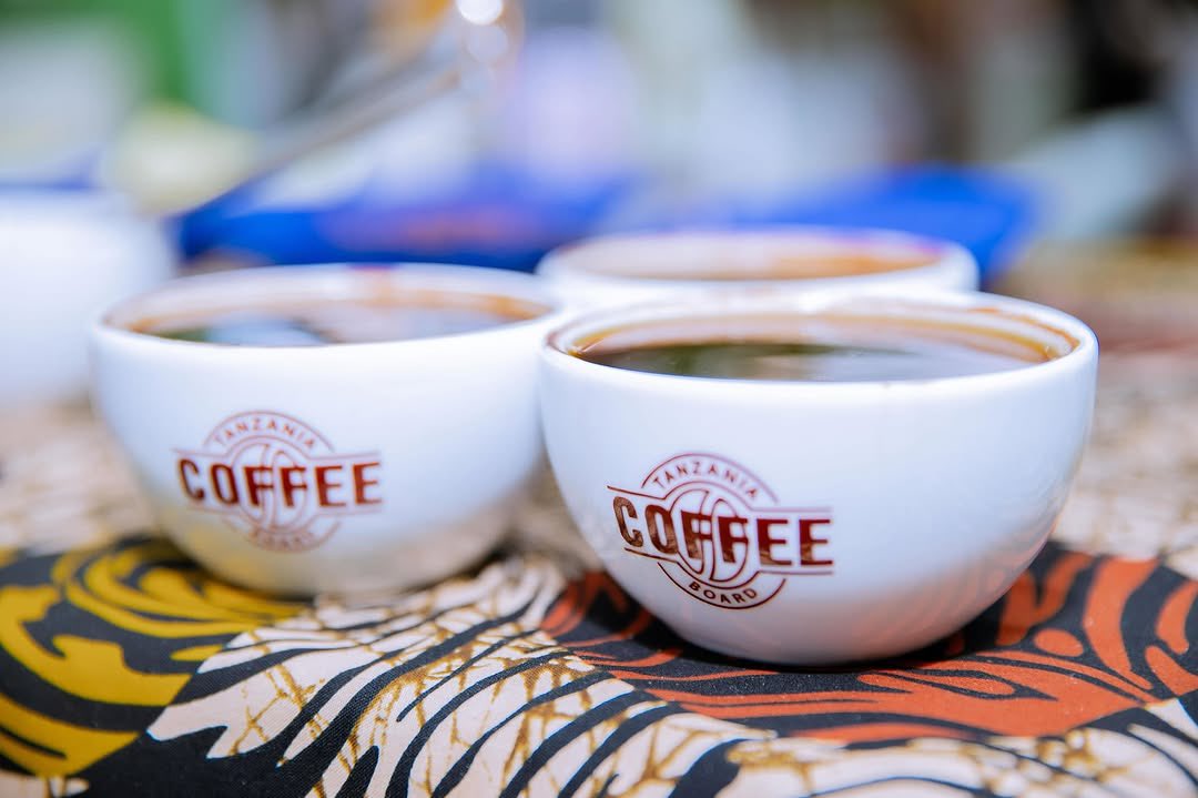 Rais wa Jamhuri ya Muungano wa Tanzania Mhe. Dkt. Samia Suluhu Hassan akinywa Kahawa inayozalishwa nchini Tanzania na Waziri wa kilimo Hussein Bashe kabla ya ufunguzi wa Mkutano wa Tatu wa Nchi zinazozalisha Kahawa Barani Afrika (The 3rd G25 Africa Coffee Summit)