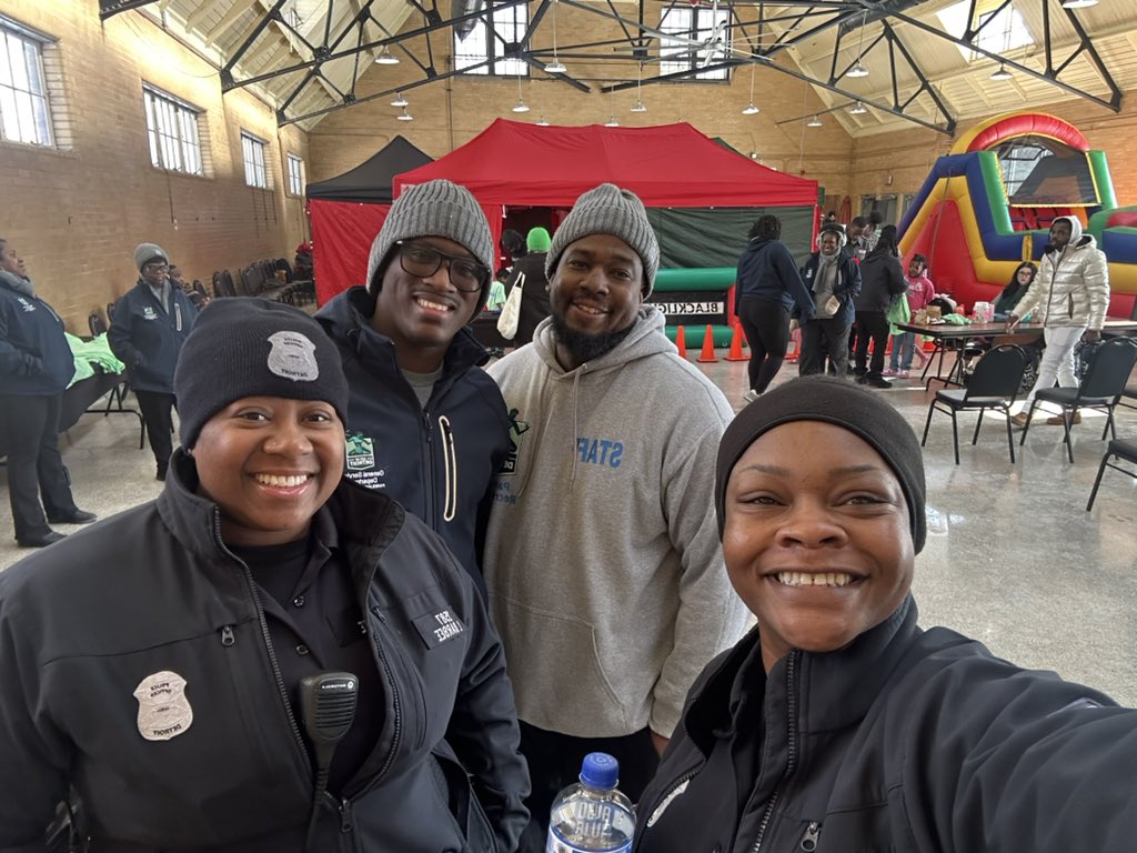 The Neighborhood Police Officers are having a good time at Parks &amp; Rec Winter Fest in Rouge Park! 🌳❄️☃️ 

Today! From 12:00 Noon until 4:00 PM, located at Brennon Pool House 21415 Plymouth Rd! #thesensationalsixthprecinct