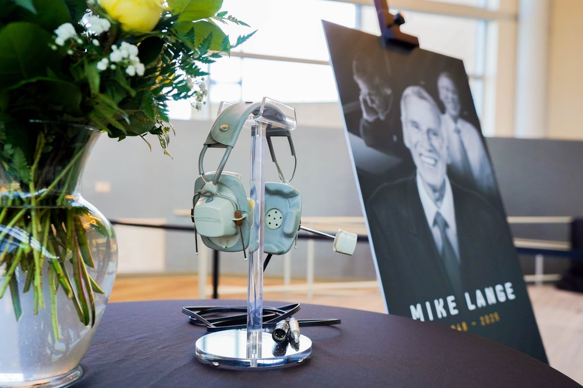 penguins's tweet image. A piece of Penguins' history 🎧

Fans can take photos with Mike Lange's iconic headset on display at the Highmark Stage.