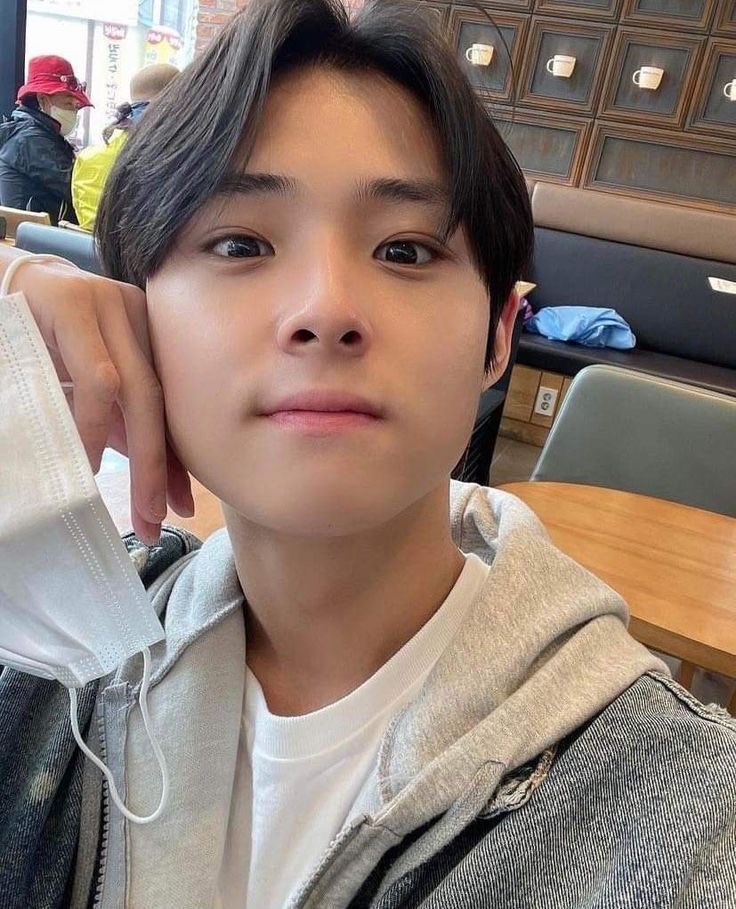 Pero guys listen, sinasabi ko sainyo. May anak ang mw na kamukha ni Gyu

Eto oh 😗 alam nyo name nya? 🫣HAHSHAHA NAGULAT AKO NUNG NALAMAN KO NAME NYA PLS