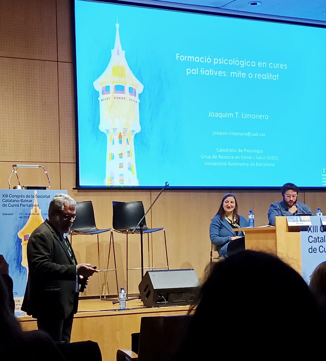 kruzsjulve's tweet photo. @SCBCPal El Dr @JTlimonero aborda desde la Psicologia la proposta de línea formativa. Experiència i sabiduria juntes amb la incorporació de l’especialització en cures pal.liatives https://t.co/MzOblnb3xC @catedracpal @Xgba @dmateort @LoriThompsonPhd #SCBCP25 @SCBCPal @PScbcp https://t.co/z1WKhrZPoK