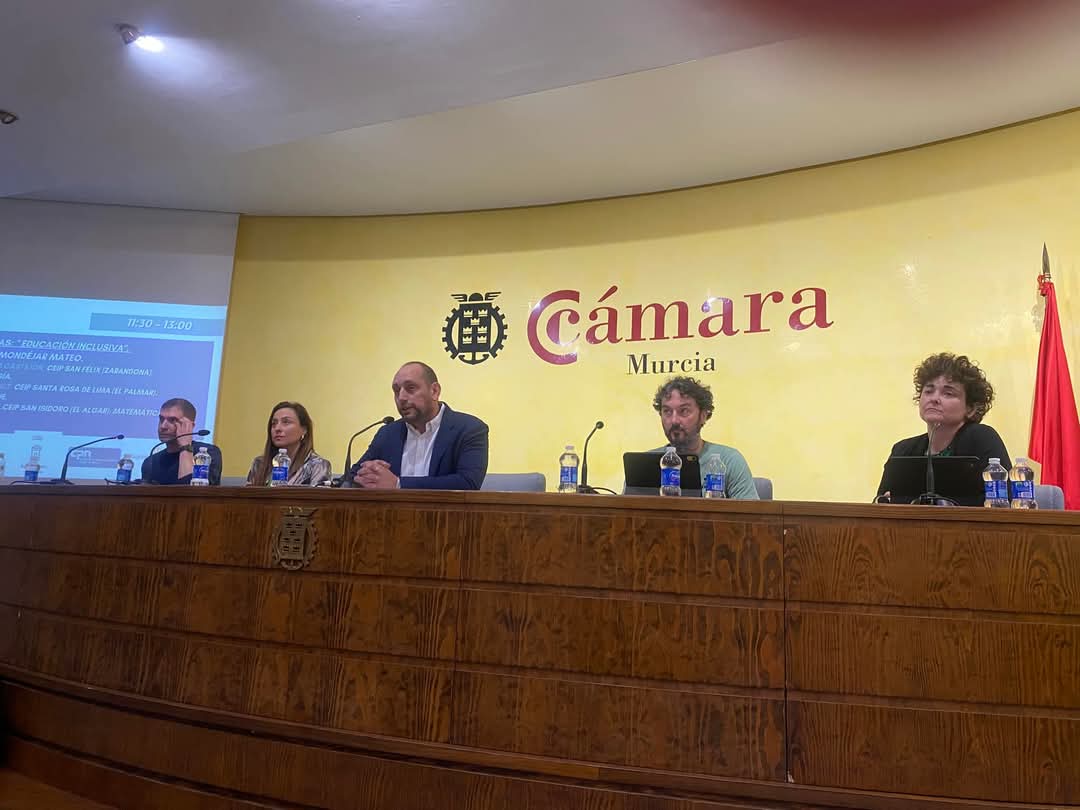 Don Pedro Mondéjar Mateo, DG de Atención a la Diversidad moderó ayer la mesa de experiencias: “ EDUCACIÓN INCLUSIVA”. 

En su intervención nos habló de la necesidad de responder a las necesidades de todos los alumnos y alumnas. teniendo en cuenta sus particularidades,